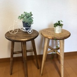 パイン材のスタイリッシュなスツール（1脚価格）
