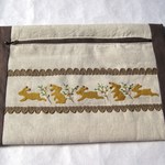 アップリケと刺繍のうさぎのクラッチバッグ