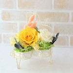 大き目のお花のピアノ花器のアレンジメント