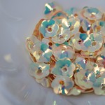 スパンコール 花カップ 約5g(約240枚) 8mm オーロラベージュ(SFC08ABGBJ00) 