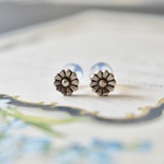 再 小さなお花のピアス（アンティークシルバー❀マーガレット） 