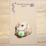 子ウサギとお花の刺繍ブローチ