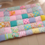 【 hat...様オーダー品⑤】四角つなぎのパッチワークマット　６４ｃｍ×８５ｃｍ