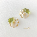 可憐な白い花とオリーブドロップのピアス/イヤリング