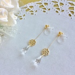 透かしと雫スワロフスキー　揺れるノンホールピアス