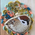 スズメの刺繍キーホルダー