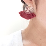 ホワイトドライフラワーと濃色ピンクのタッセルピアス(イヤリング)