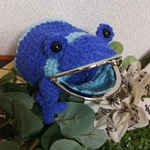 毛糸のカエルがま口小物入れ  元気ブルー