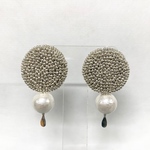 ビーズ刺繍のピアス LEAF シルバー