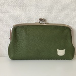 ふっくらマチ付きの、本革ニャンポイント親子がまぐち長財布