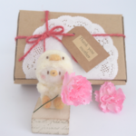 【minne限定 母の日BOX】ぴよぴよくまこちゃんのカーネーション／羊毛フェルト