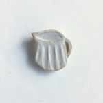陶器ブローチ ピッチャー