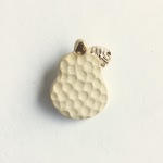 陶ブローチ　洋なし2