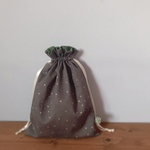 星の綿麻 巾着袋 ＊グレイッシュブラウンにゴールド 20×26.4 ＊給食袋 に フリル巾着 上履き入れ