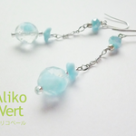 おはじきみたいなブルーのピアス