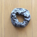 コットンレース　グレージュ色のシュシュ