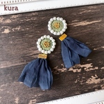 グリーンの刺繍とタッセルのナチュラルピアス/イヤリング