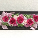 ピンクローズの横長アレンジ♪桃バラプリザーブドフラワー母の日花ブリザードフラワー結婚式誕生日プリザ薔薇プレゼント誕生日バラギフト花器サプライズ結婚祝い退職祝い卒業祝いリボン