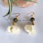 白いフラワータッセルピアス/イヤリング