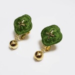 抹茶色の刺繍イヤリング