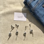 サージカルステンレス. くねくねボールsilver大振りピアス.イヤリング