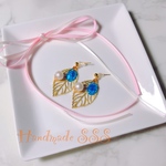 マリンブルービジューと透かしリーフのピアス