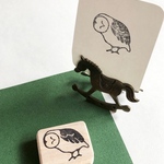 首をかしげるメンフクロウはんこ