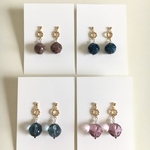 丸いアクリルビーズのピアス