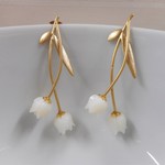 真鍮　白蝶貝チューリップのピアス