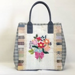 羊毛刺繍のブーケのトートバッグ