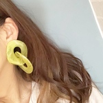大ぶりアクリルイヤリング