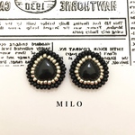 ブラックストーンのシンプルなビーズ刺繍ピアス/イヤリング