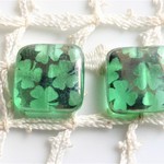 クローバー　緑　スクエア　チェコビーズCzech Glass Beads２個