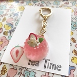  お値下げ中☆いちごflowerゼリーのキーホルダー