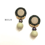 ビーズ刺繍とグレーアクリルのピアス/イヤリング