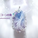 エンジェルフェザー・イン・フローライトペンダント（ワイヤージュエリー☆ワイヤーアクセサリー☆ワイヤーラッピング天然石ネックレス）