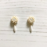つまみ細工  揺れる小さいダリアのピアス  白