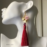 とりあえず一点 桜謳歌と鬼灯。 ディップアート調の桜とレジン鬼灯 菊の花と色変化する雫付き、縁起の良い赤タッセルゆらゆら ピアス イヤリング