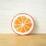 オレンジの刺繍ブローチ