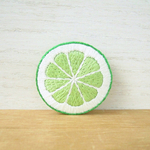 ライムの刺繍ブローチ
