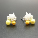 パールを散りばめた白猫ピアス（イエロー）しろねこ