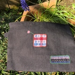 小さな刺し子パッチと小花刺繍のポーチ