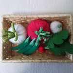 ちりめん細工  大きな野菜  置き物(篭付き)