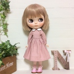 ブライス くすみピンクのシンプルワンピース 