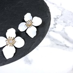 大きなお花 ホワイト ピアス