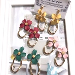小ぶりで可愛い🌸マットなカラフルフラワーピアス／イヤリング