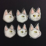 W様先行閲覧ページ レジン レジンブローチ プラ板 ブローチ アクセサリー 猫 白猫 手描き 手書き 絵 イラスト 絵画 アート 原画
