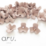 [B1904-3]【30個】 アクリルフラワー 3弁花 アクリルパーツ 小さなお花 ビーズ 穴あり 11mm くすみ茶色 スモーキーブラウン