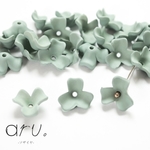[B1904-3]【30個】 アクリルフラワー 3弁花 アクリルパーツ 小さなお花 ビーズ 穴あり 11mm くすみ緑 スモーキーグリーン