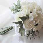 アネモネと薔薇の清楚なクラッチブーケ